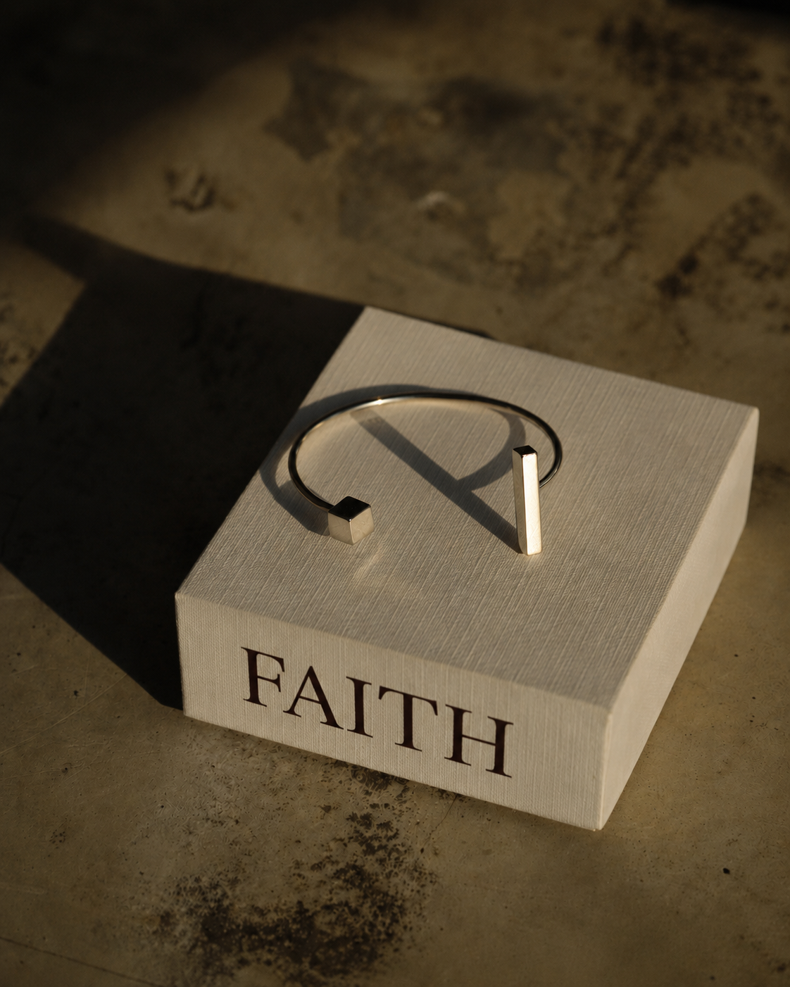 Esclava minimalist faith