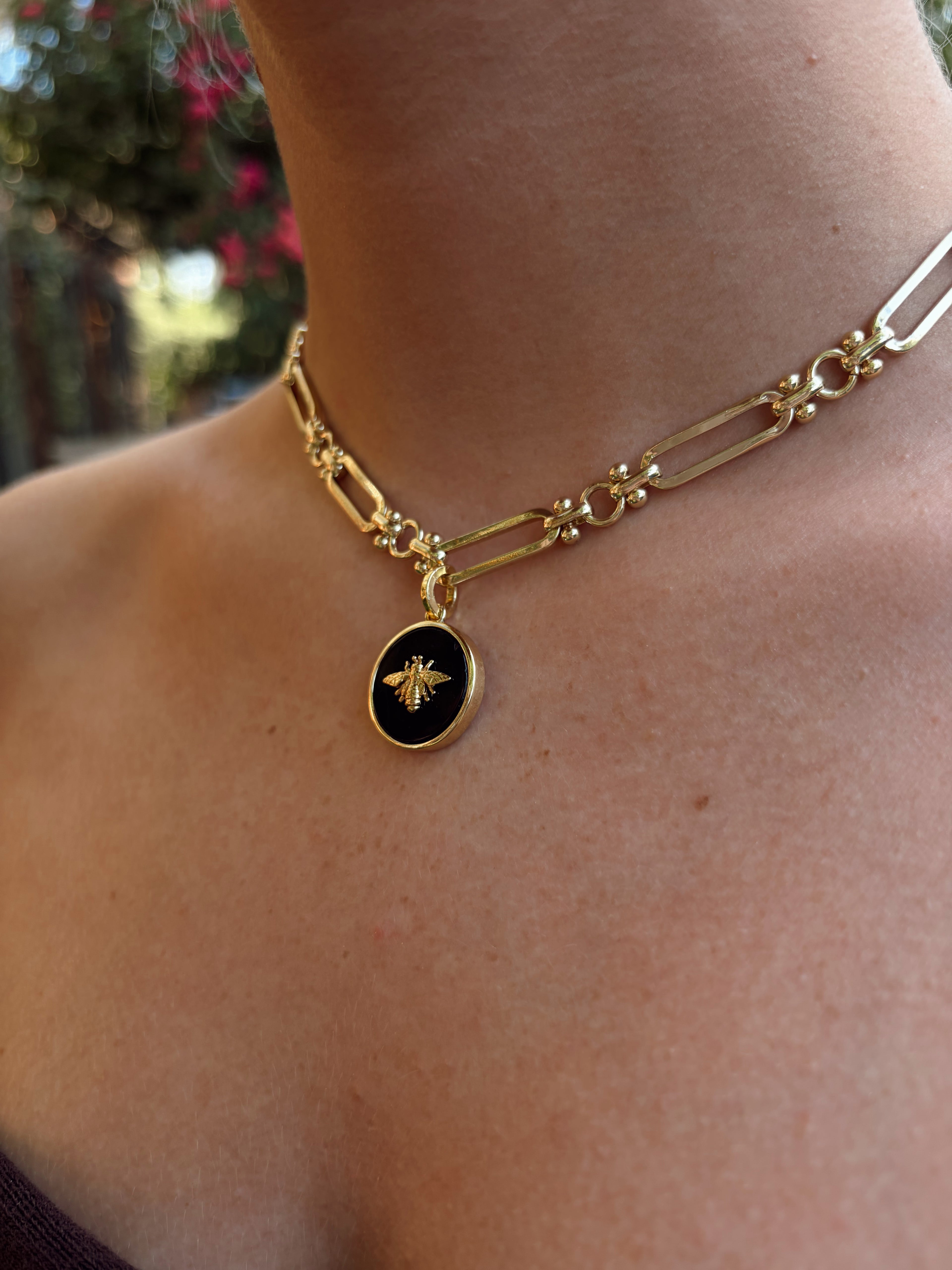 Collar black bee